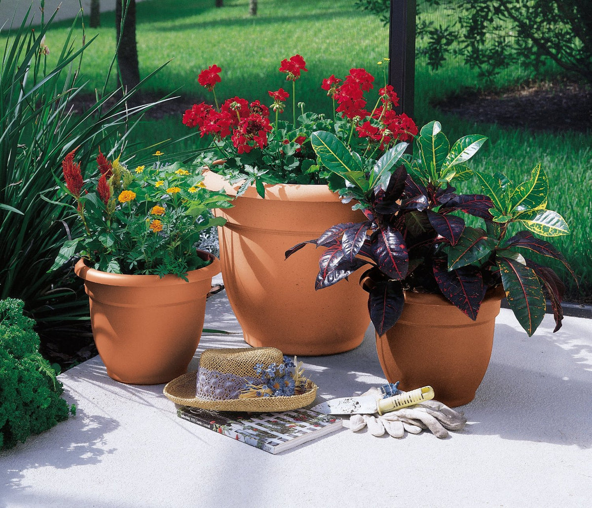buy planters & pots at cheap rate in bulk. wholesale & retail garden supplies & fencing store.